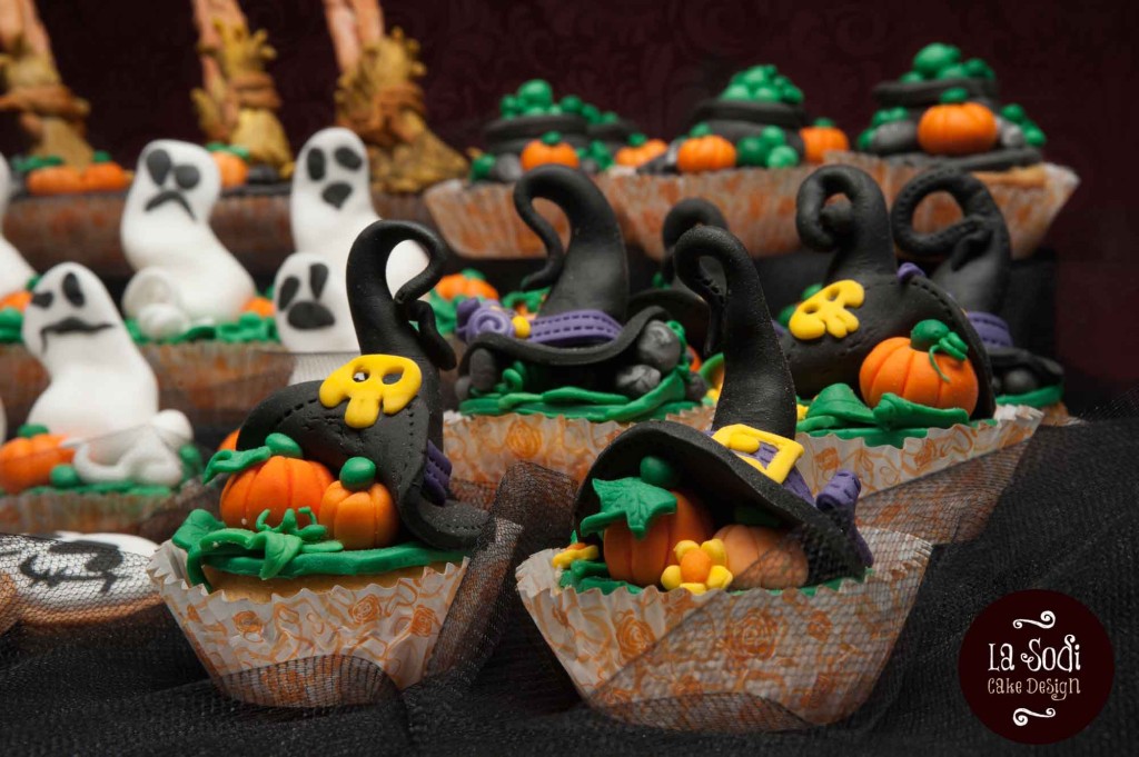 candy buffet di halloween con cupcakes decorati con cappelli da strega